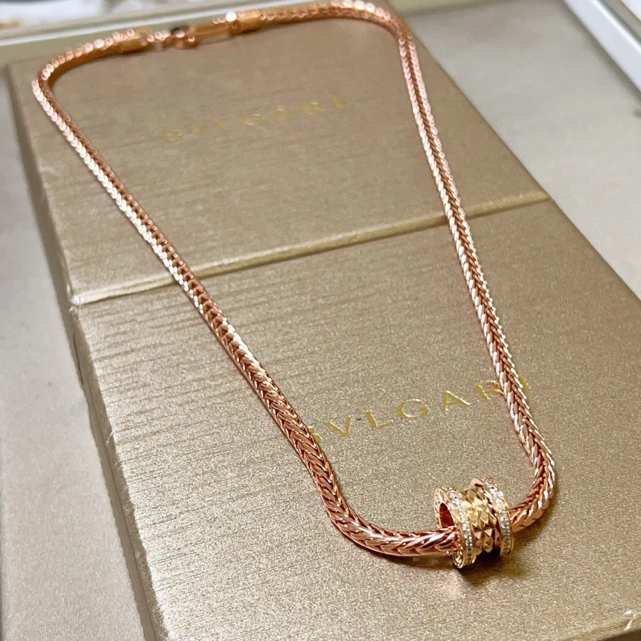 Bvlgari 金白编织小麦链圆柱多环吊坠项链 7