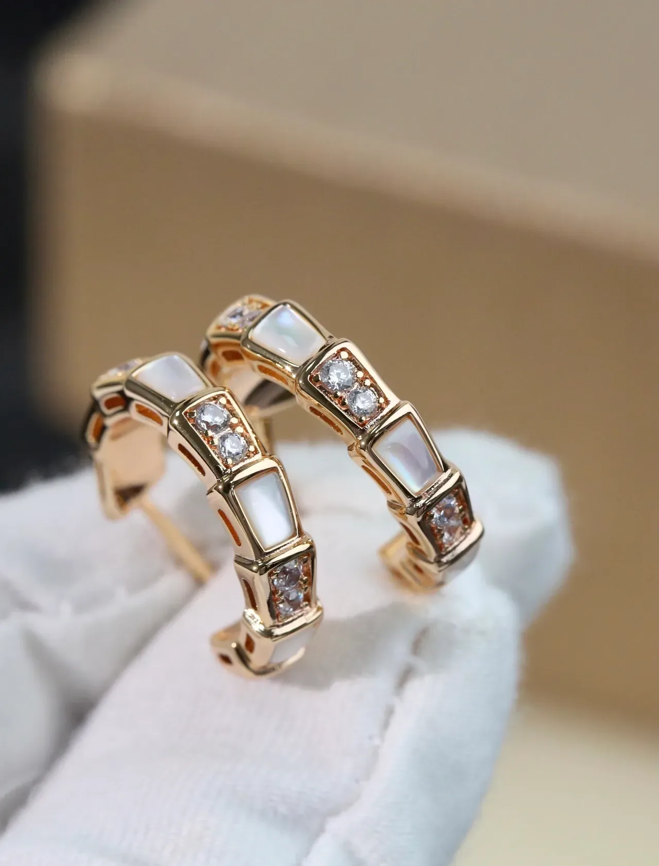 Bvlgari 黄金白色几何分段圈母贝镶嵌耳环 2