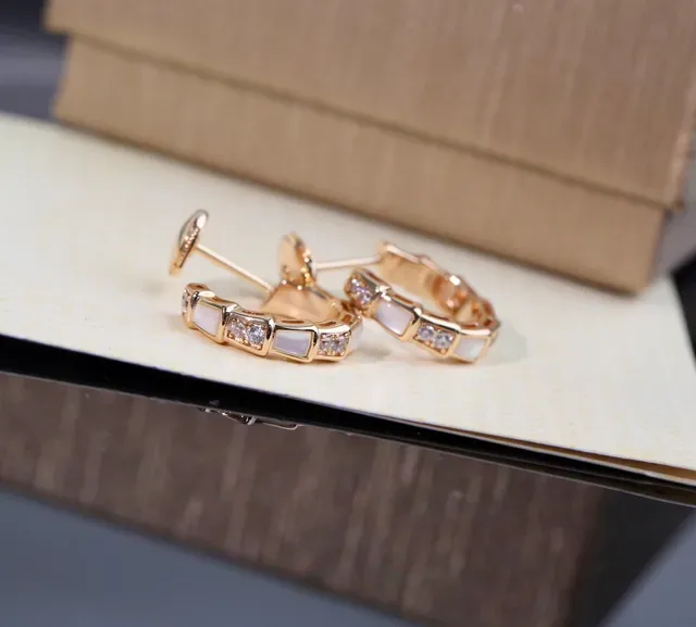 Bvlgari 黄金白色几何分段圈母贝镶嵌耳环 3