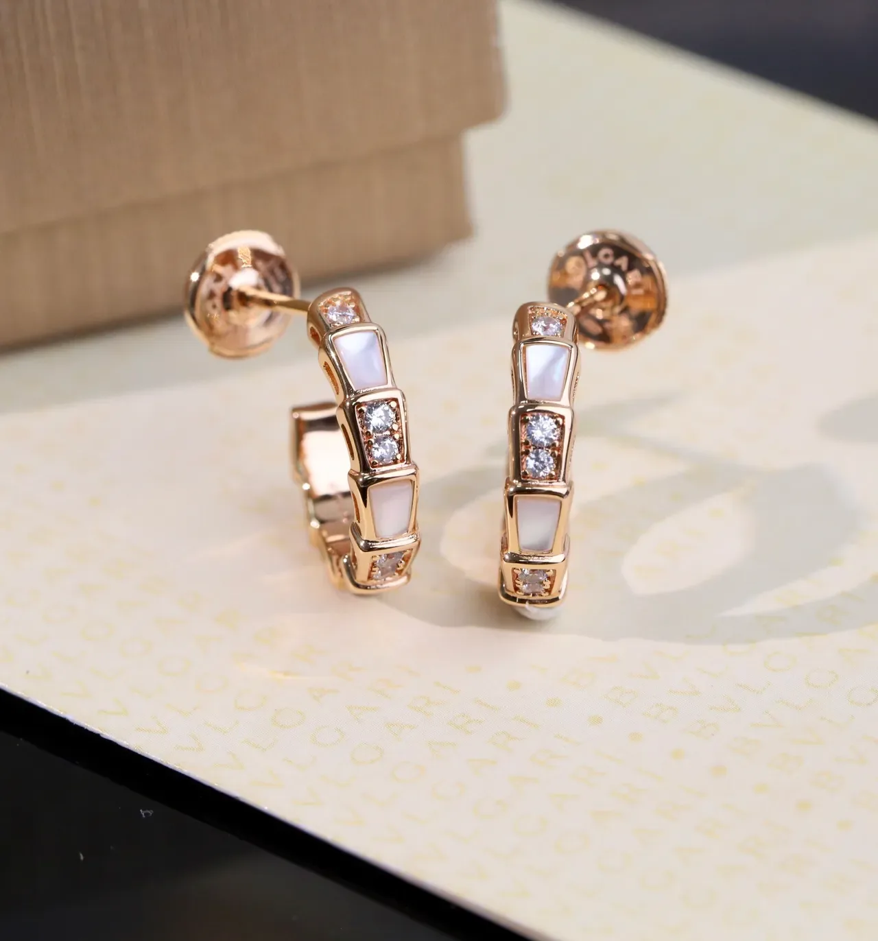 Bvlgari 黄金白色几何分段圈母贝镶嵌耳环 4