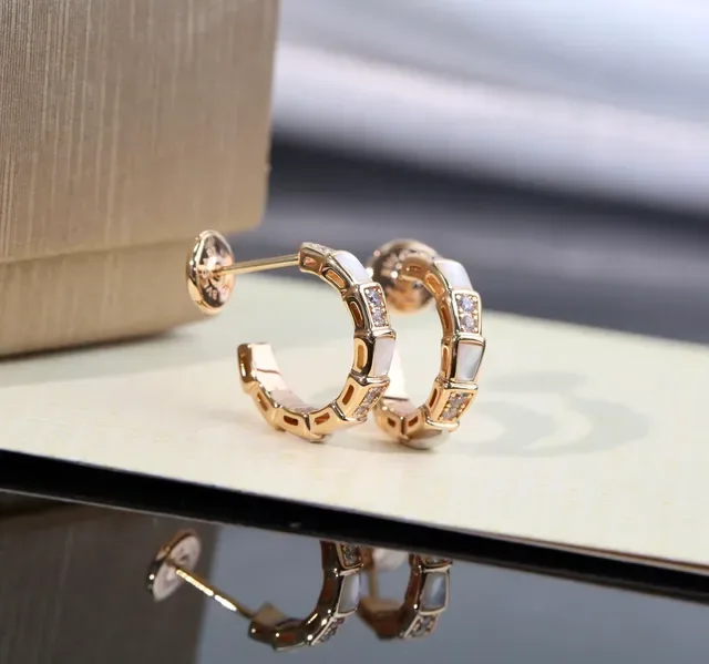 Bvlgari 黄金白色几何分段圈母贝镶嵌耳环 5