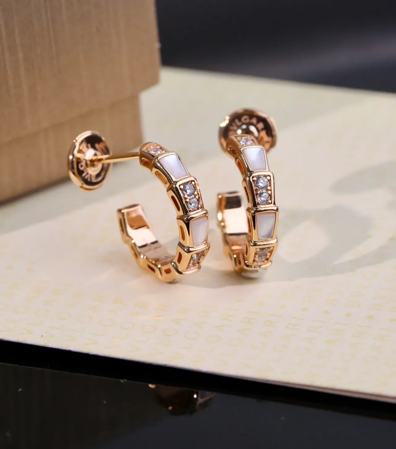 Bvlgari 黄金白色几何分段圈母贝镶嵌耳环 6