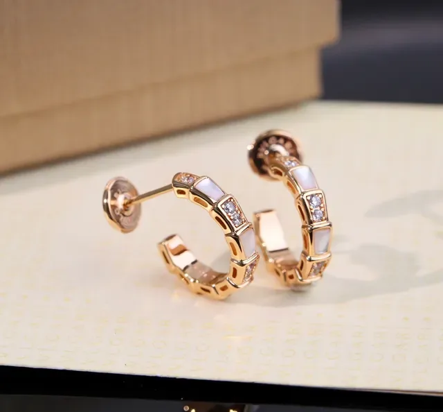Bvlgari 黄金白色几何分段圈母贝镶嵌耳环 7