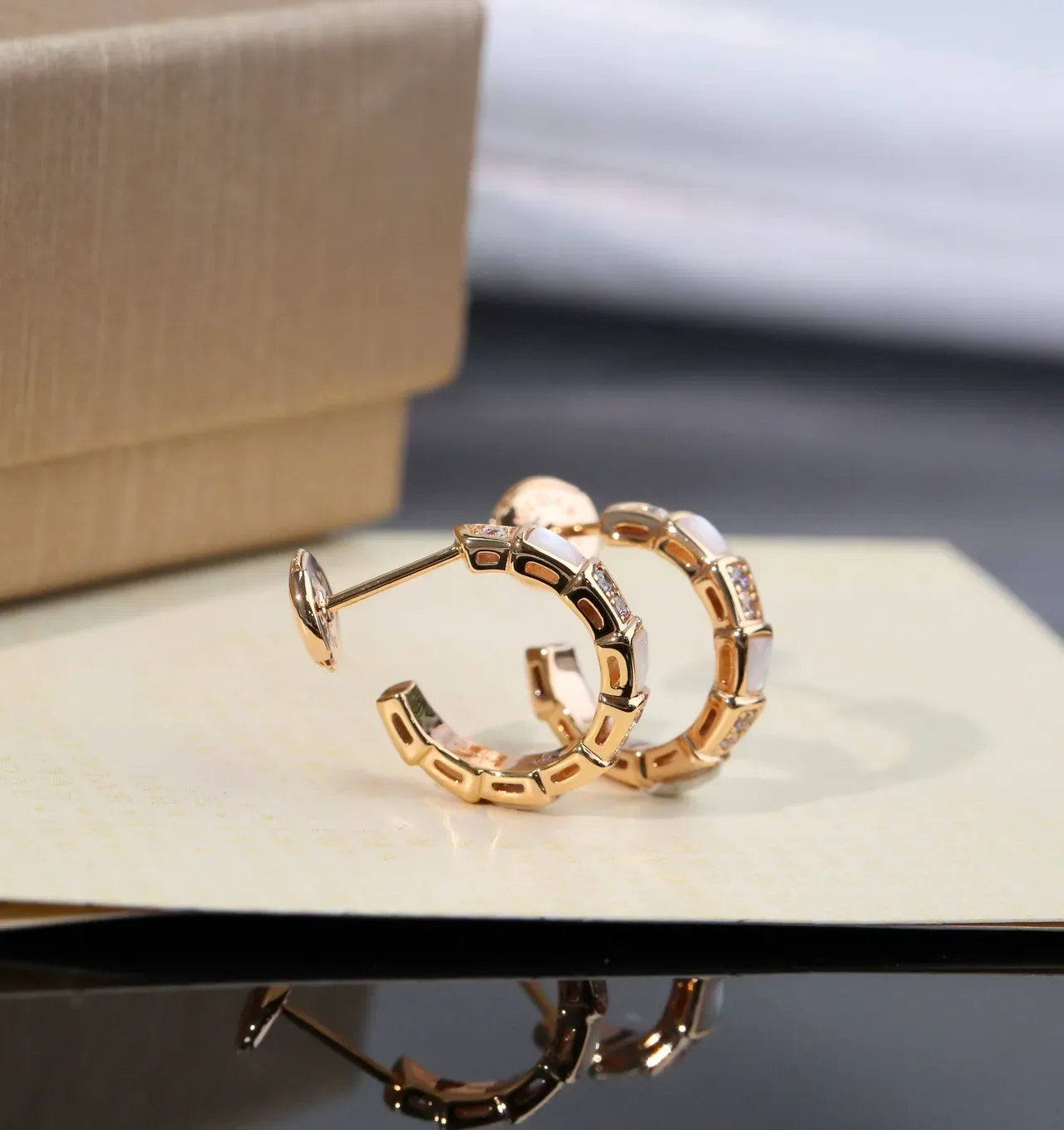 Bvlgari 黄金白色几何分段圈母贝镶嵌耳环 8