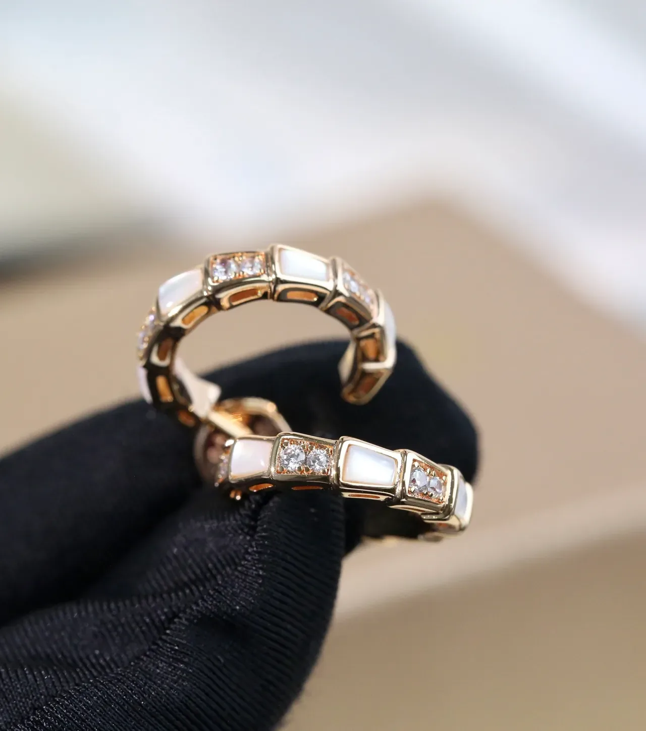 Bvlgari 黄金白色几何分段圈母贝镶嵌耳环 9