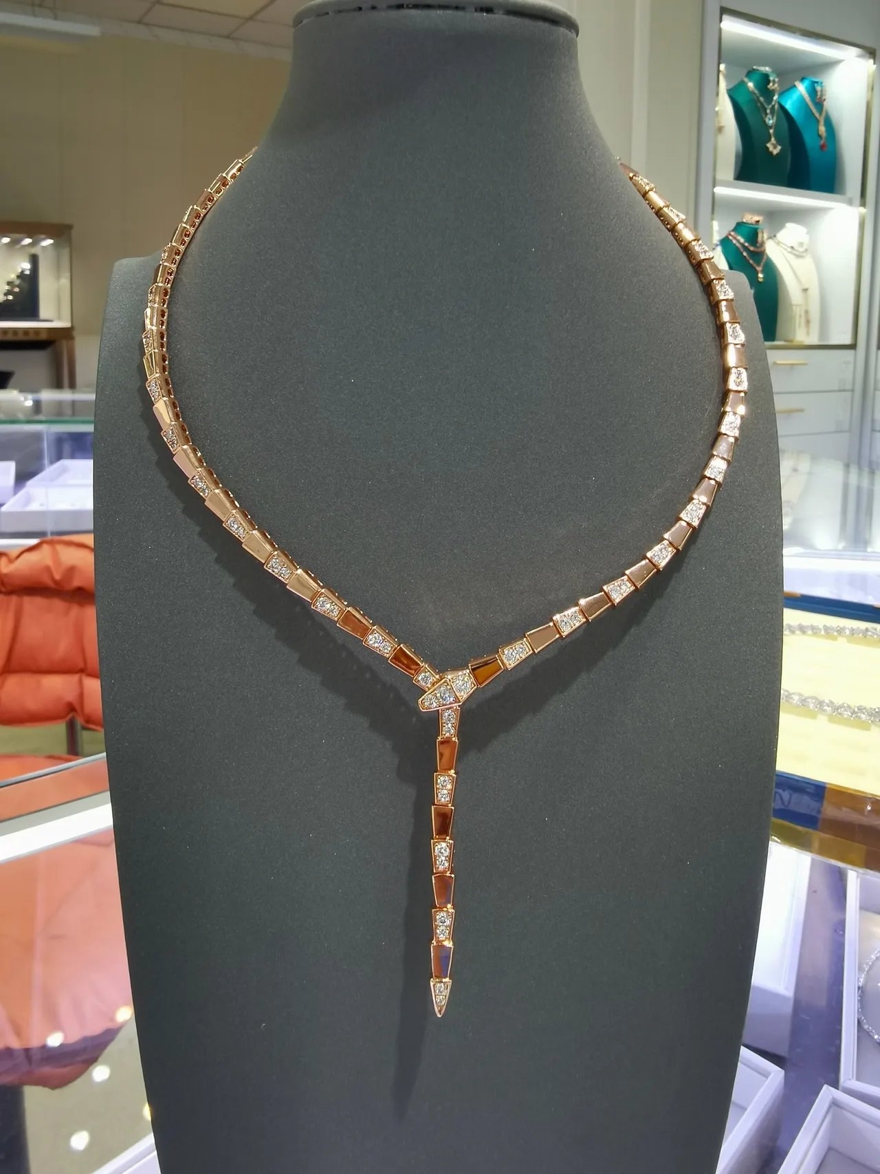Bvlgari Serpenti Viper قلادة ذهب وردي مرصعة بالماس 3