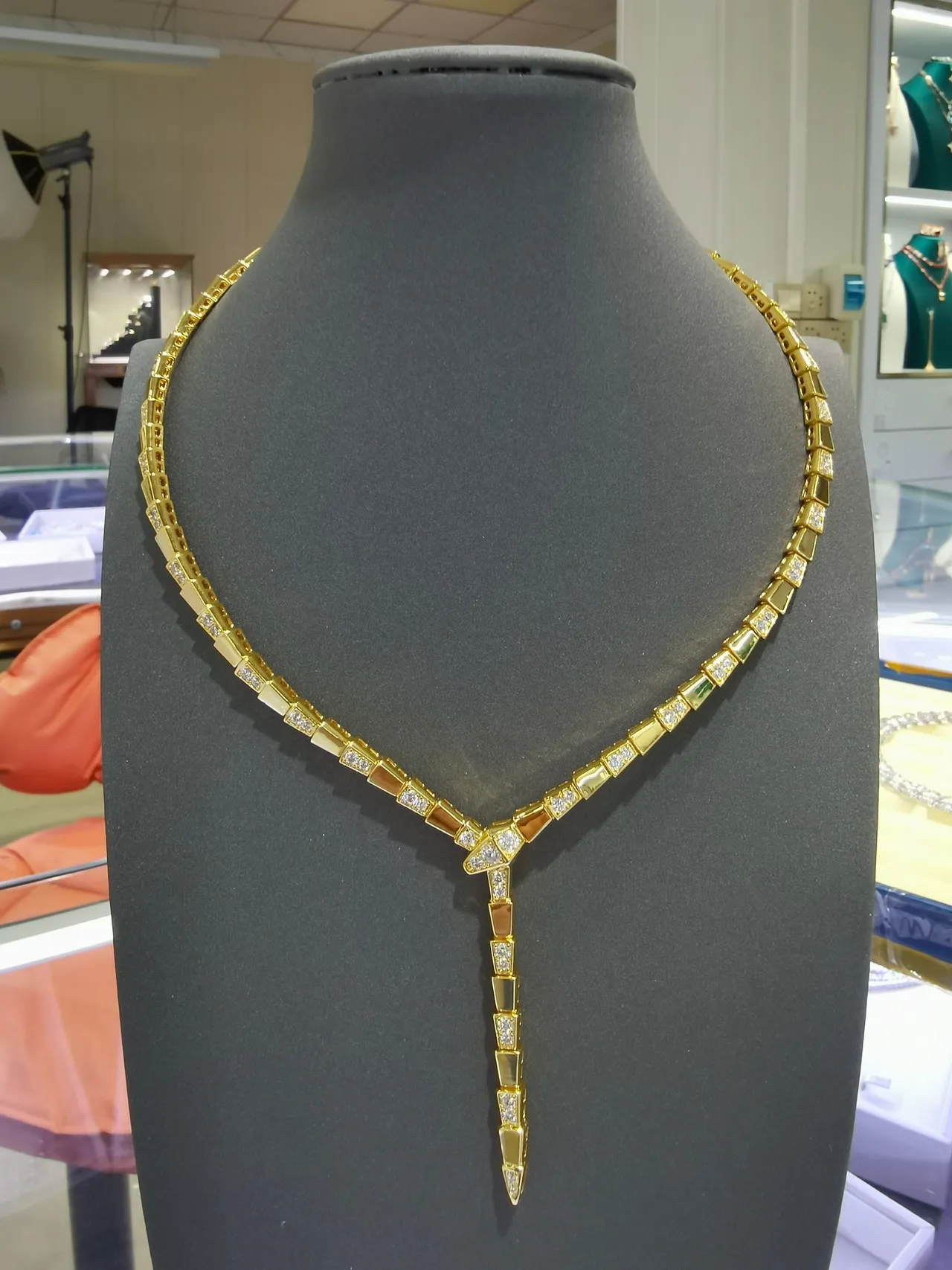Bvlgari Serpenti Viper قلادة ذهب وردي مرصعة بالماس 8
