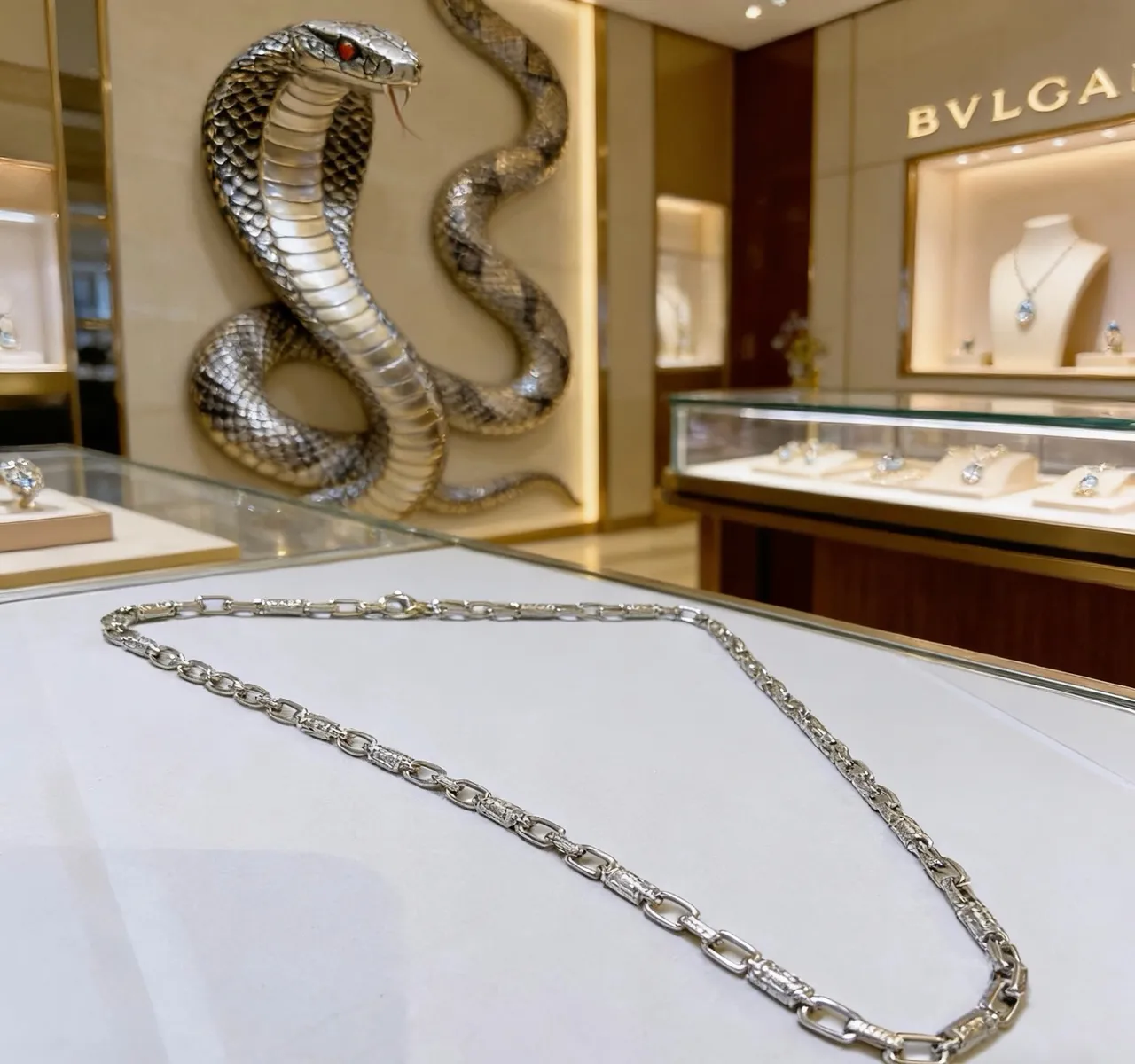 Bvlgari Argenté Beige Chaîne à maillons épais texturée avec accents cylindriques Collier 2