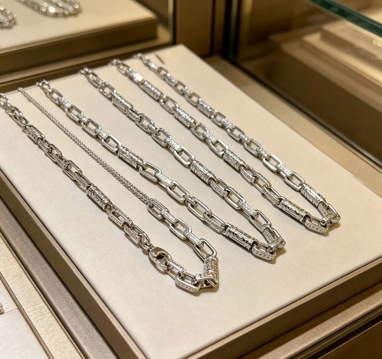 Bvlgari Argenté Beige Chaîne à maillons épais texturée avec accents cylindriques Collier 6