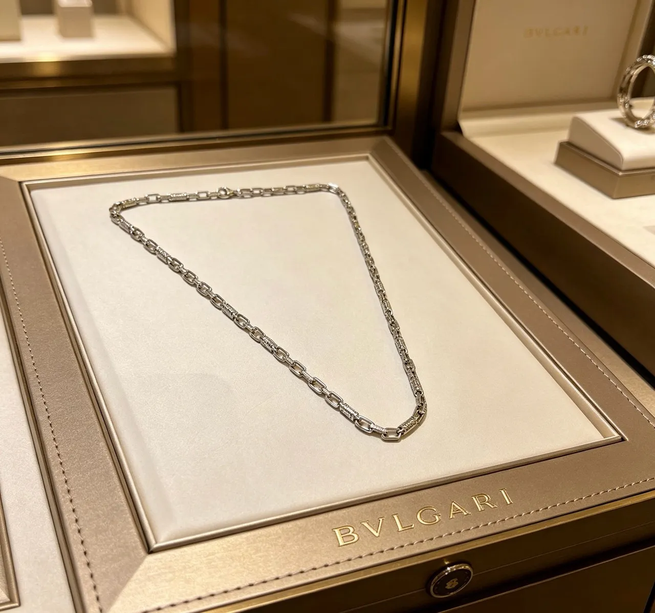 Bvlgari Argenté Beige Chaîne à maillons épais texturée avec accents cylindriques Collier 9