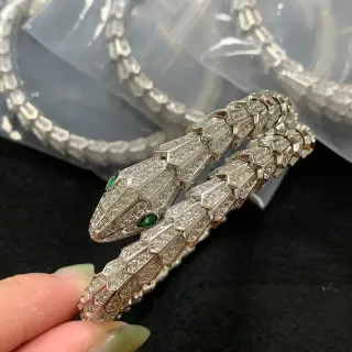 Bvlgari سوار ثعبان فضي أخضر ذو رأسين مرصع بالمسامير