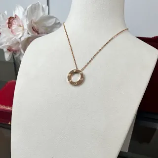 Cartier Love قلادة ذهبية بيضاء مفتوحة الدائرة مع تفاصيل نمط المسمار