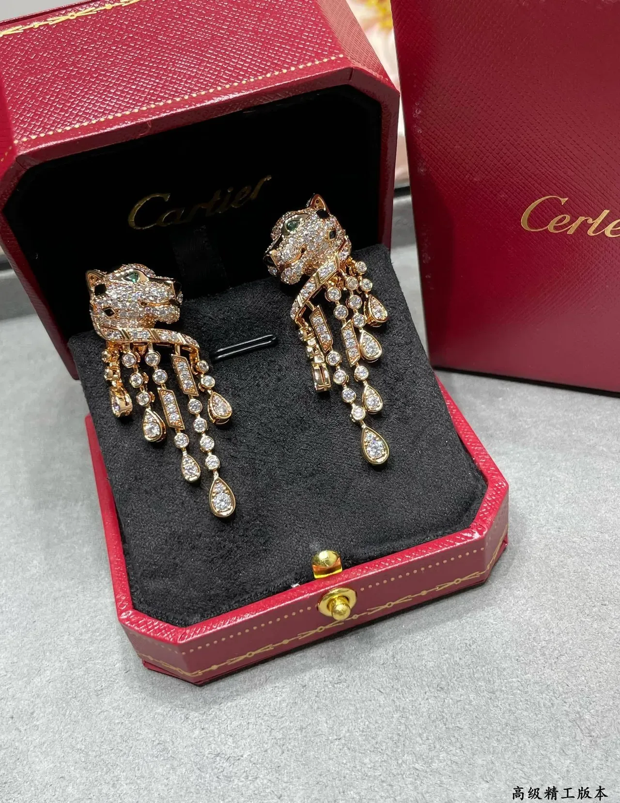 Boucles d'oreilles Cartier Panthère Diamants et Émeraudes Tête de Panthère 3