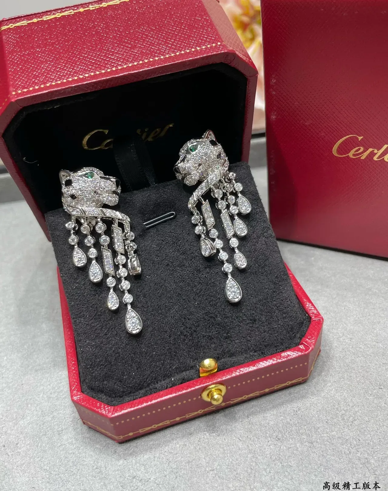 Boucles d'oreilles Cartier Panthère Diamants et Émeraudes Tête de Panthère 4