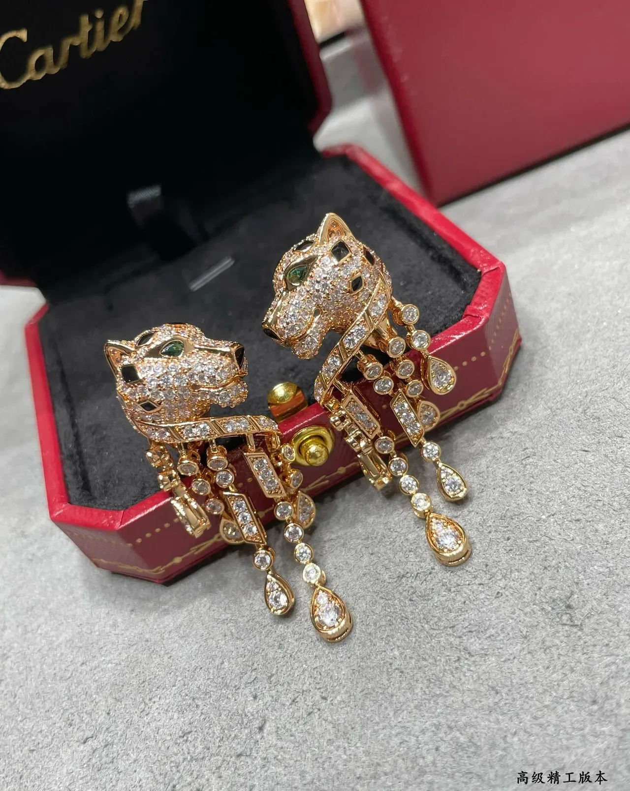 Boucles d'oreilles Cartier Panthère Diamants et Émeraudes Tête de Panthère 5
