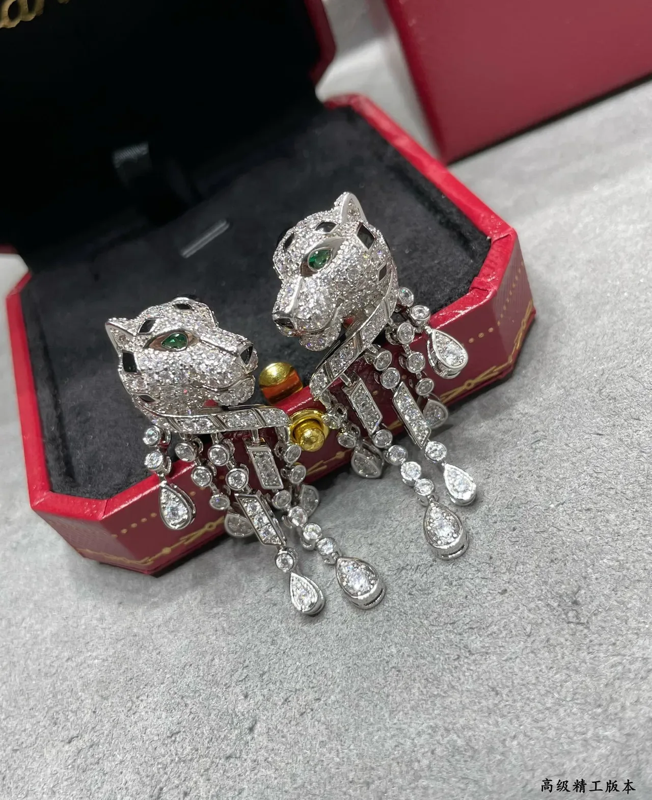 Boucles d'oreilles Cartier Panthère Diamants et Émeraudes Tête de Panthère 6