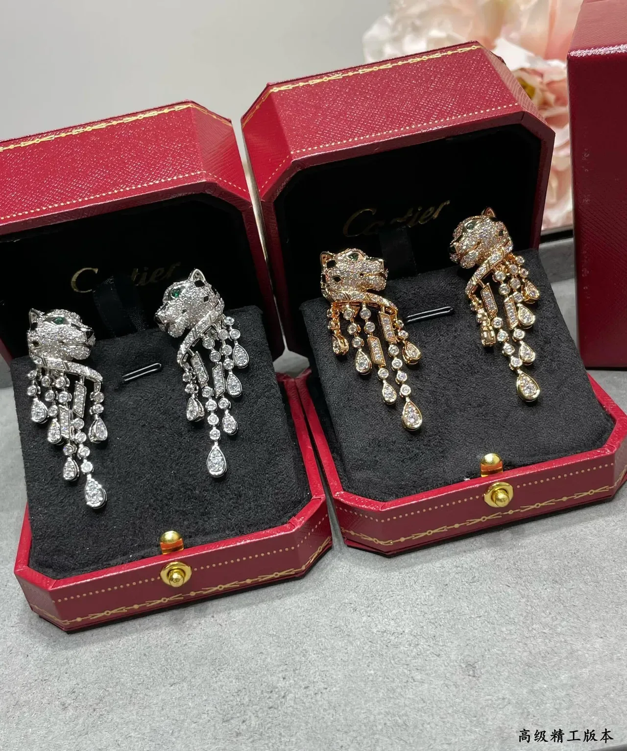 Boucles d'oreilles Cartier Panthère Diamants et Émeraudes Tête de Panthère 7
