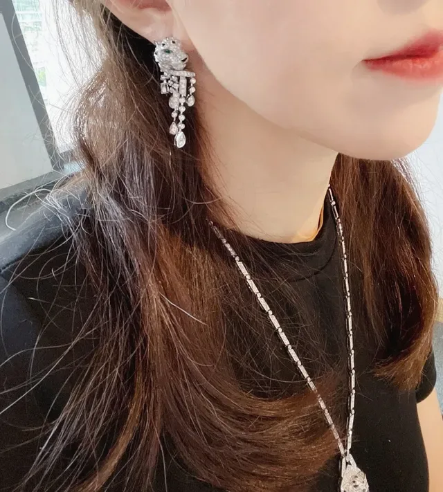 Boucles d'oreilles Cartier Panthère Diamants et Émeraudes Tête de Panthère 9