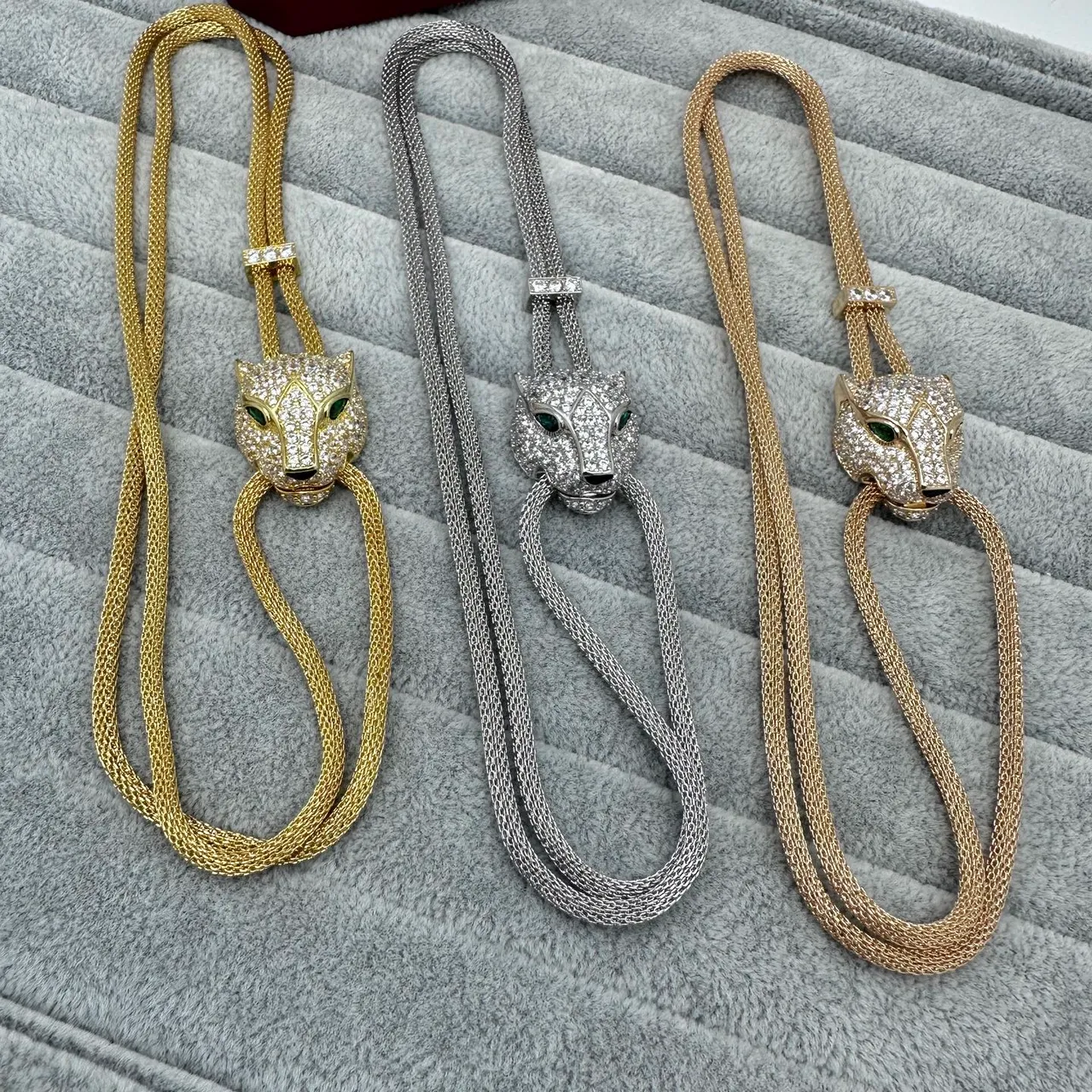 Cartier Panthère collar con diamantes y esmeraldas de cabeza de pantera 2