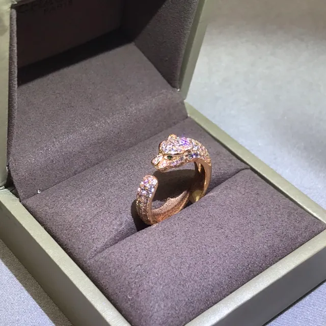 Cartier Panthère خاتم ذهب فضي نقش رأس فهد Pavé-Set كريستال 2