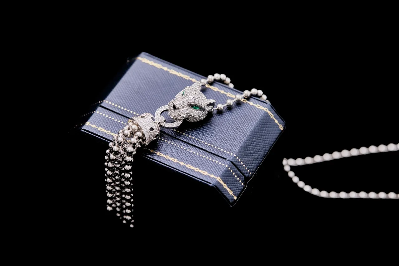 Cartier Panthère Cabeça de Pantera Pavé Colar de Diamantes e Esmeraldas 3