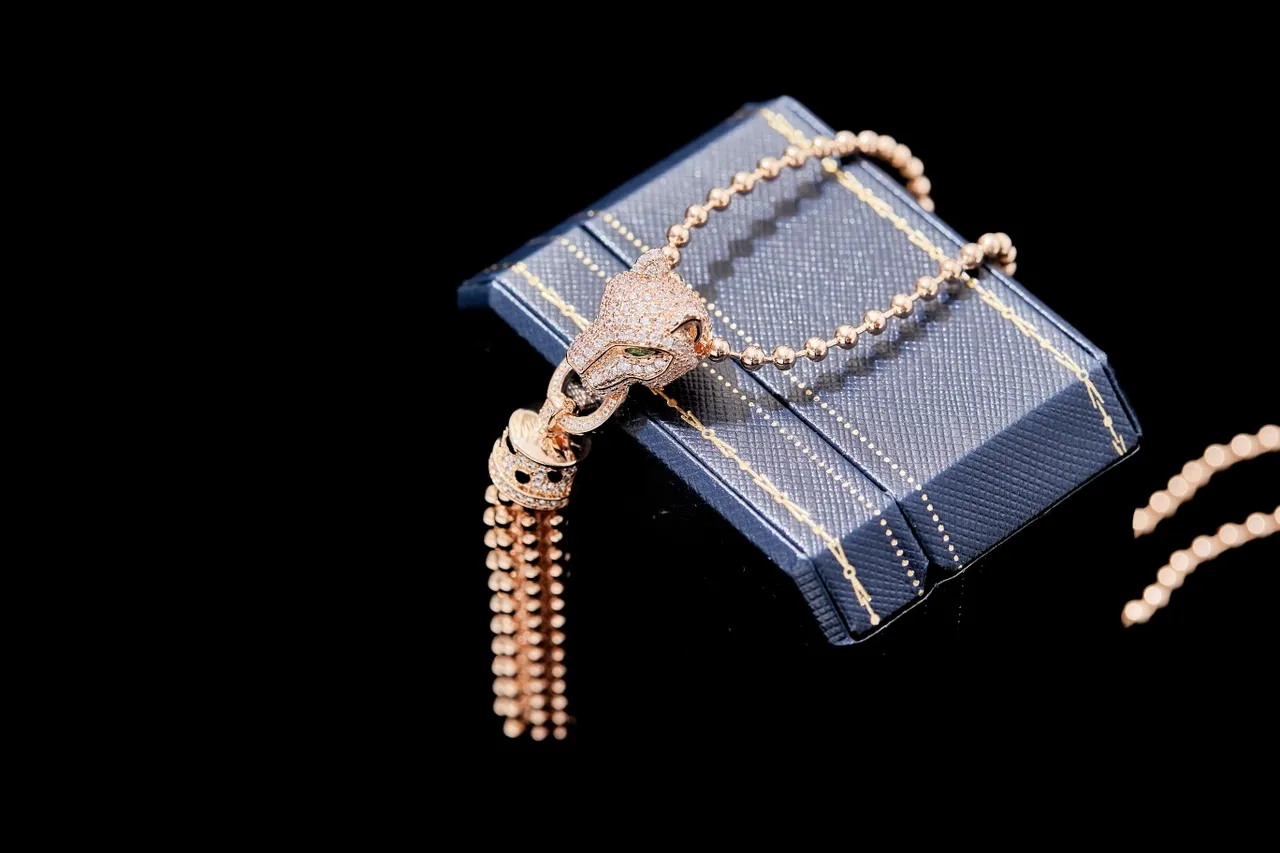 Cartier Panthère Cabeça de Pantera Pavé Colar de Diamantes e Esmeraldas 5