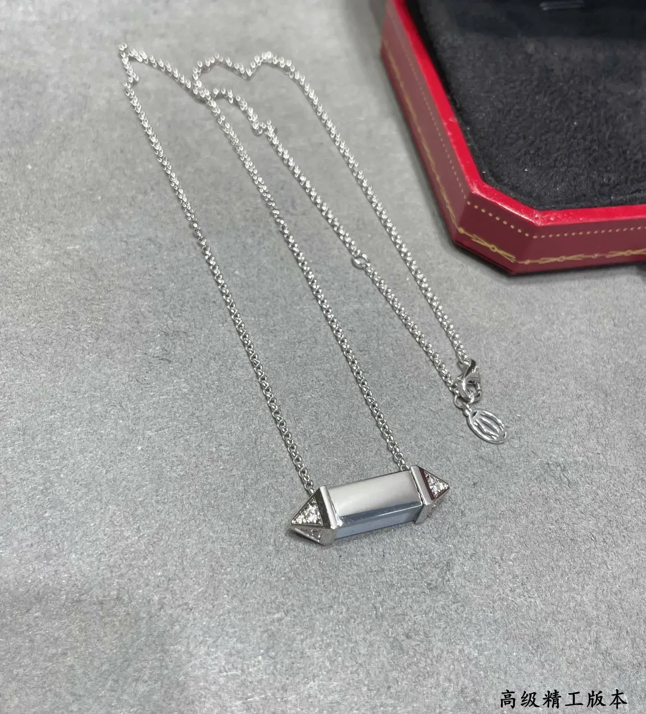 قلادة Cartier فضية زرقاء بار جيومترية أكسنتات ماسية Pavé 3