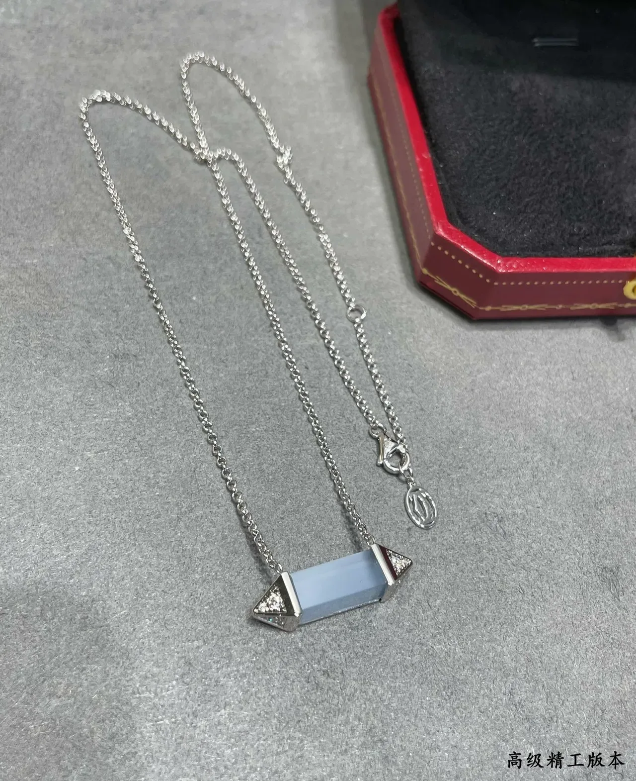 قلادة Cartier فضية زرقاء بار جيومترية أكسنتات ماسية Pavé 4