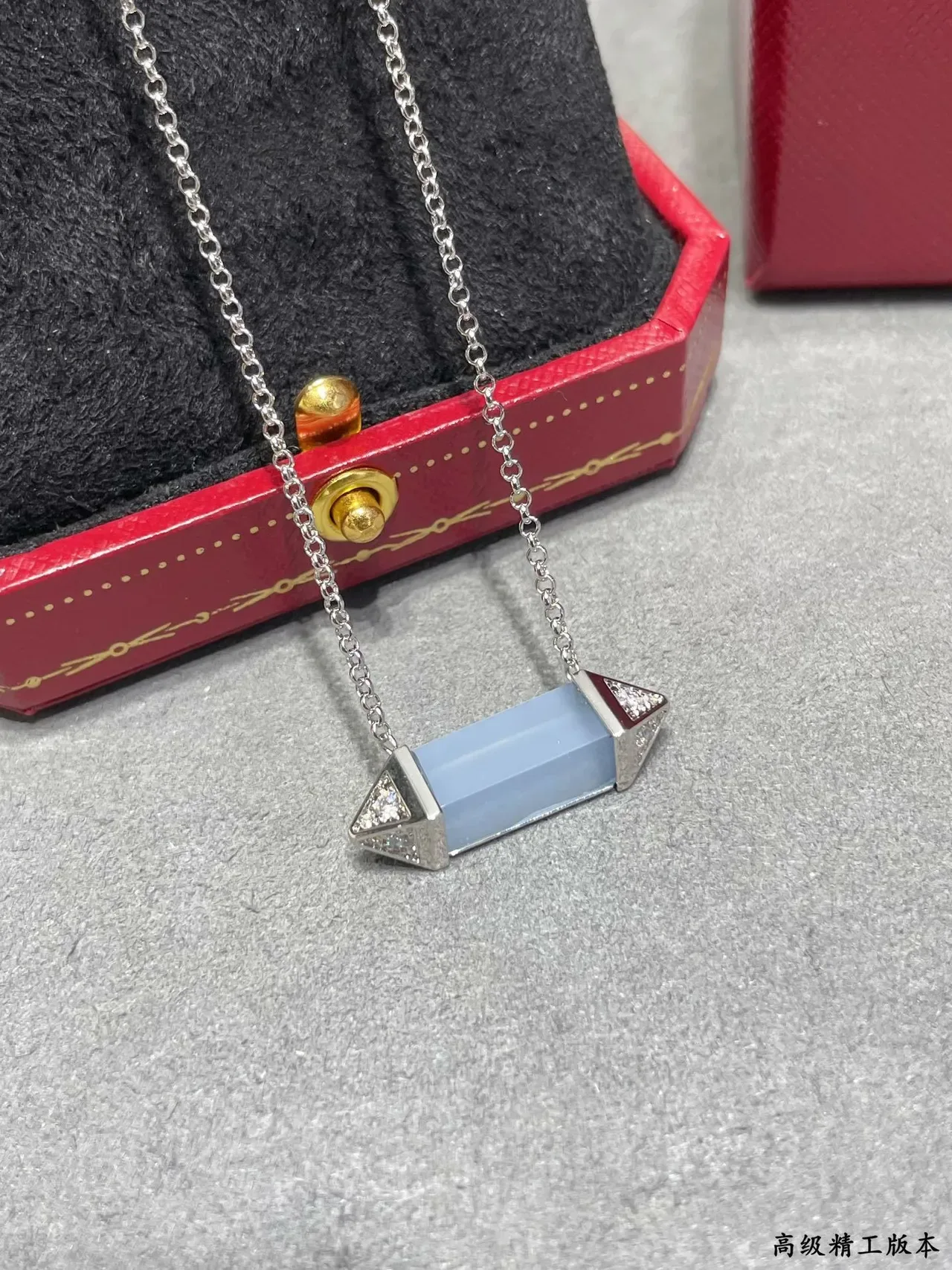 قلادة Cartier فضية زرقاء بار جيومترية أكسنتات ماسية Pavé 6
