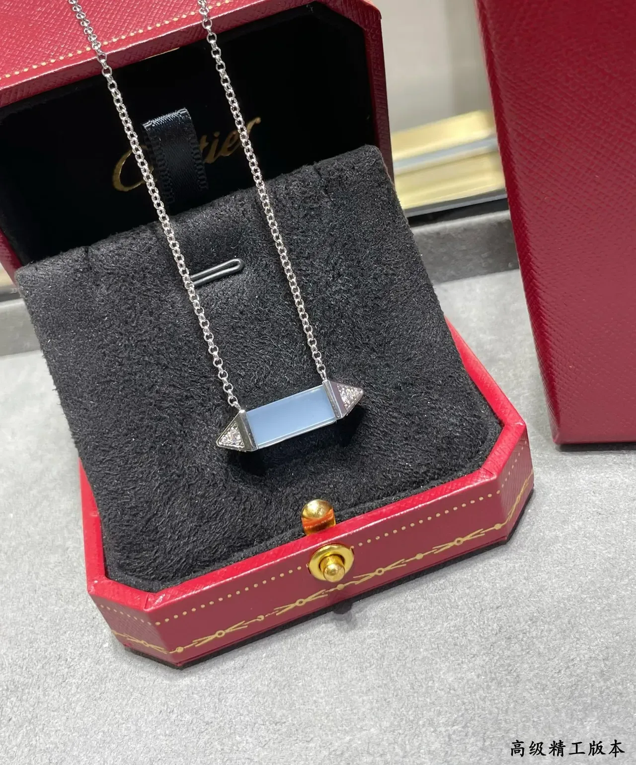 قلادة Cartier فضية زرقاء بار جيومترية أكسنتات ماسية Pavé 7
