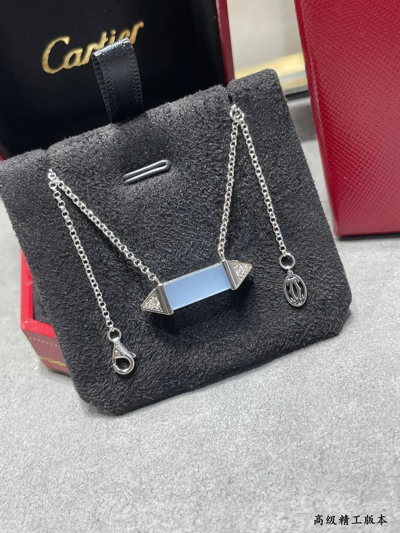 قلادة Cartier فضية زرقاء بار جيومترية أكسنتات ماسية Pavé 8