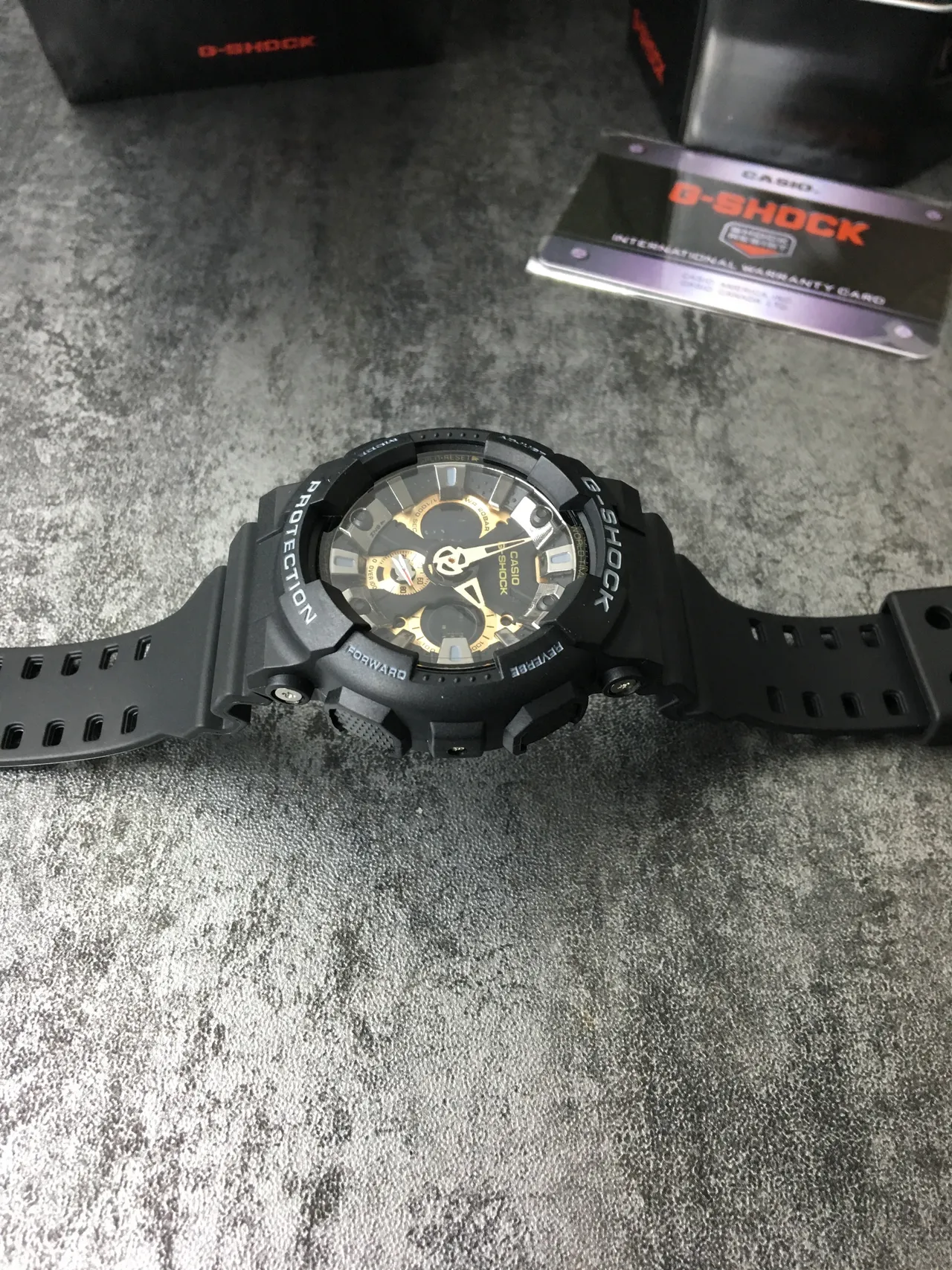 Montre Casio Black Gold avec boîtier en résine robuste, cadran hybride analogique-numérique 4