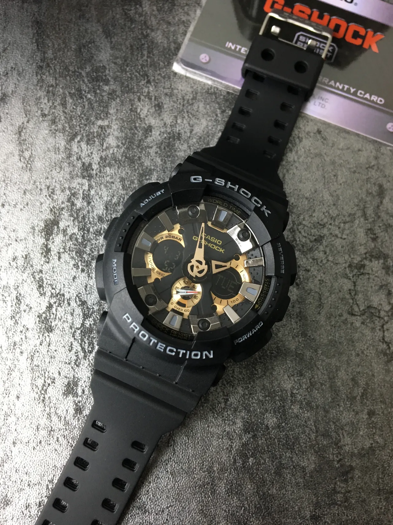 Montre Casio Black Gold avec boîtier en résine robuste, cadran hybride analogique-numérique 5