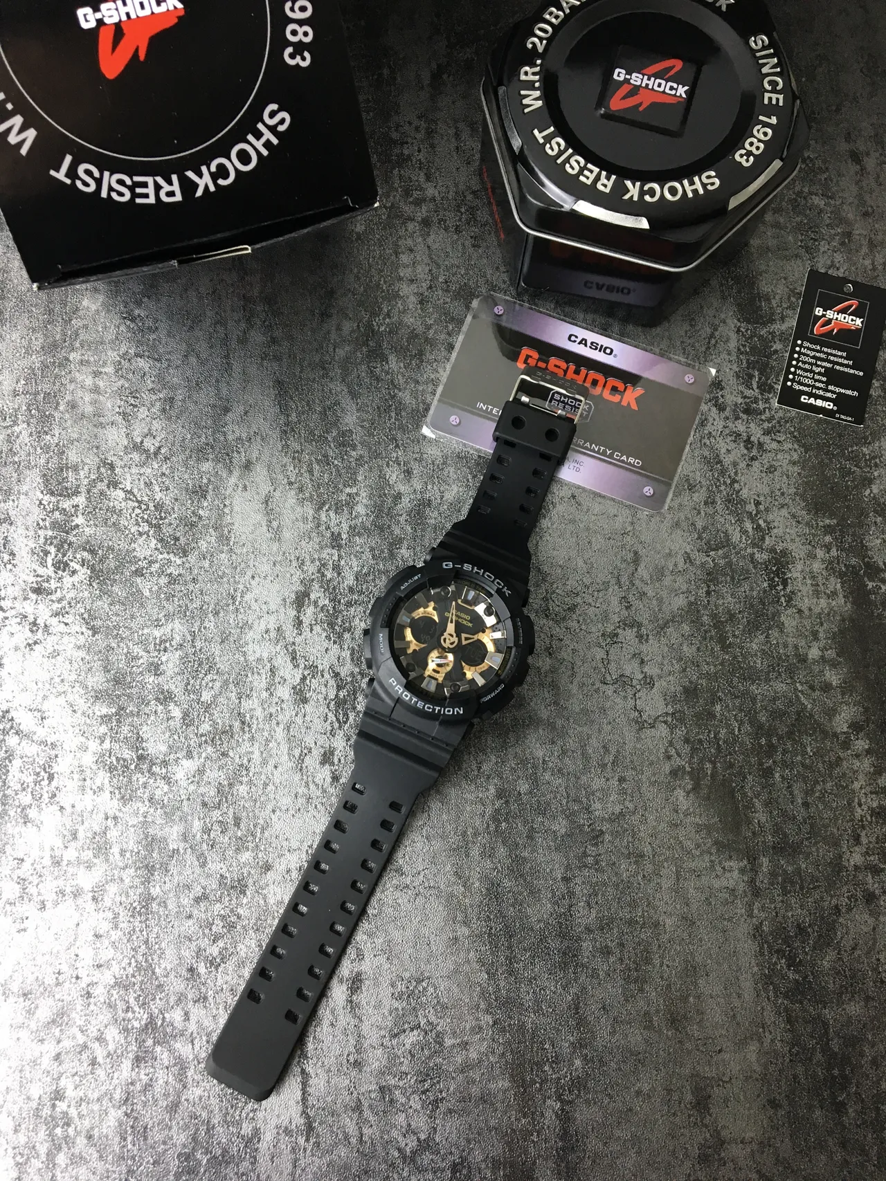 Montre Casio Black Gold avec boîtier en résine robuste, cadran hybride analogique-numérique 6