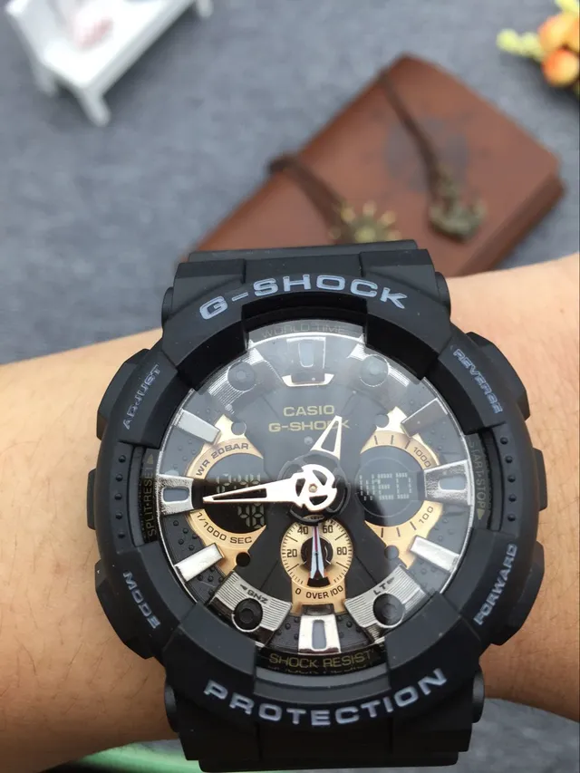 Montre Casio Black Gold avec boîtier en résine robuste, cadran hybride analogique-numérique 7