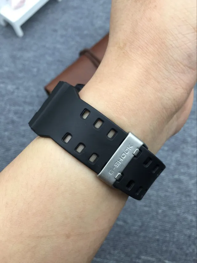 Montre Casio Black Gold avec boîtier en résine robuste, cadran hybride analogique-numérique 9