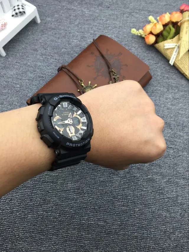 Montre Casio Black Gold avec boîtier en résine robuste, cadran hybride analogique-numérique 10