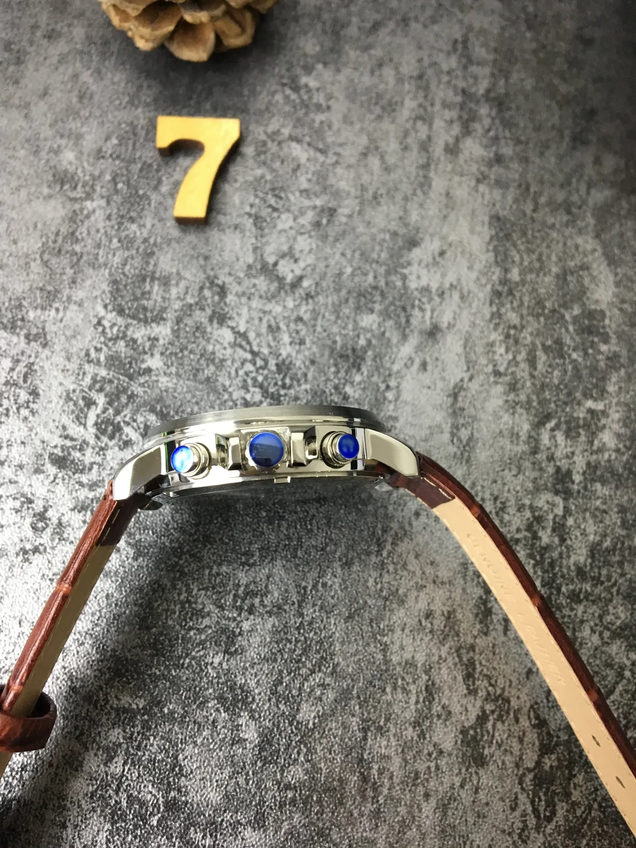 Casio Edifice Cronógrafo Dial Blanco Correa de Cuero Marrón Reloj de Cuarzo 5