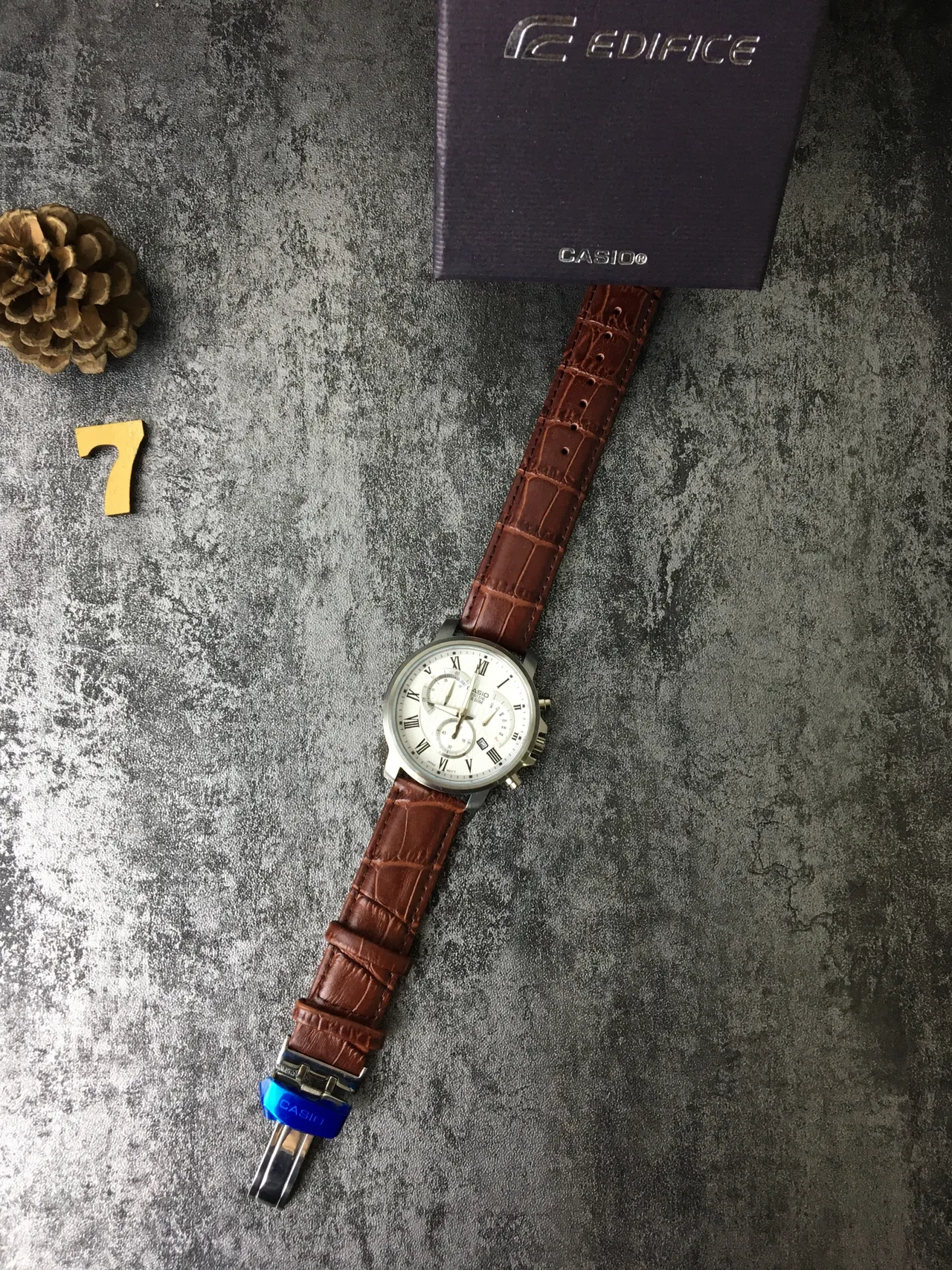 Casio Edifice Cronógrafo Dial Blanco Correa de Cuero Marrón Reloj de Cuarzo 6