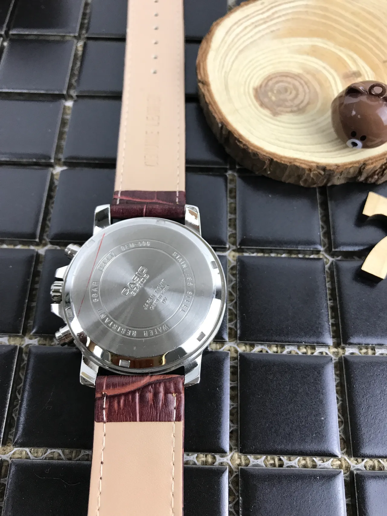 Casio Edifice Cronógrafo Dial Blanco Correa de Cuero Marrón Reloj de Cuarzo 7