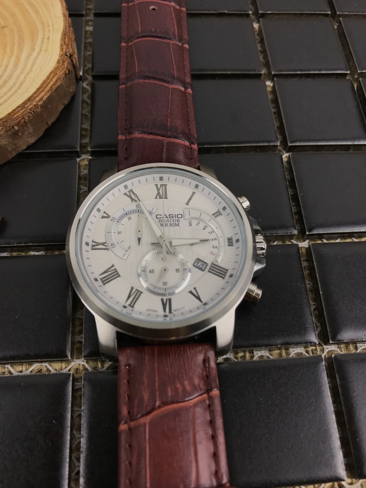 Casio Edifice Cronógrafo Dial Blanco Correa de Cuero Marrón Reloj de Cuarzo 9