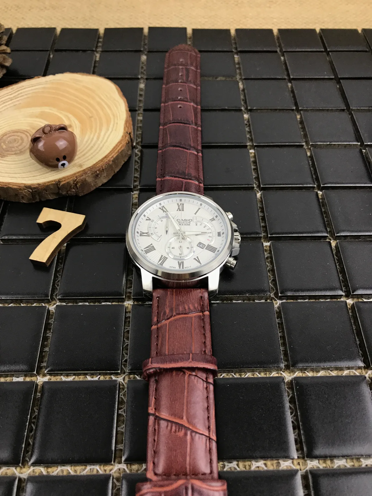 Casio Edifice Cronógrafo Dial Blanco Correa de Cuero Marrón Reloj de Cuarzo 10