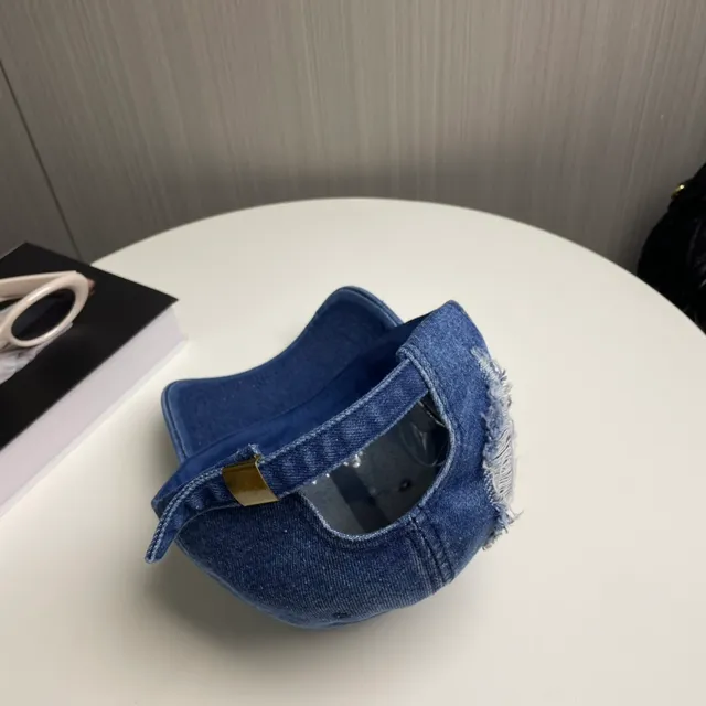 Celine Casquette baseball en jean bleu et blanc usée 4