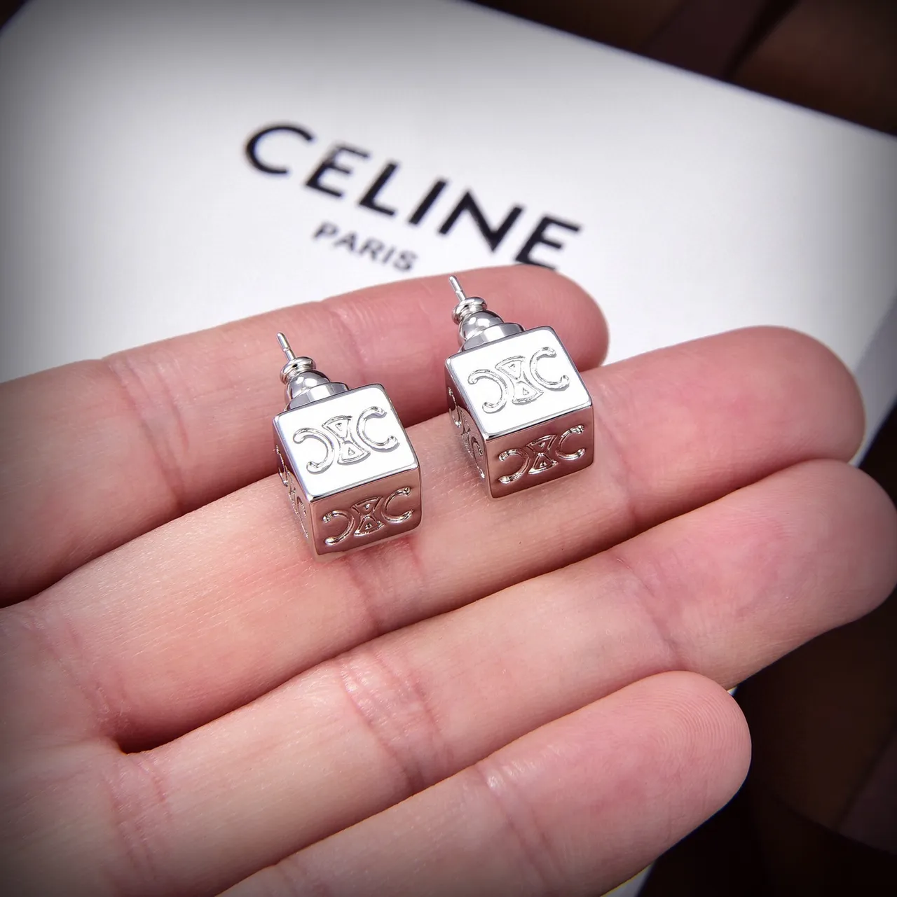 Celine Triomphe কিউব লোগো স্টাড কানের দুল 2
