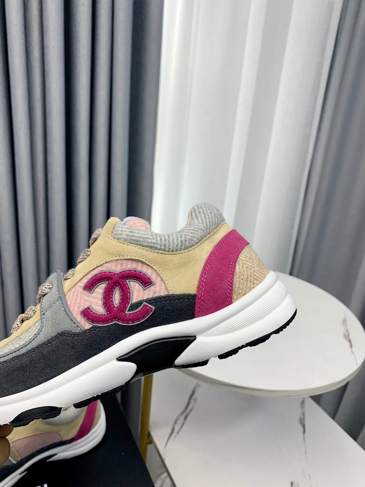 Chanel بيج وردي باترن أعلى مطرزة شعار سي سي حذاء كاجوال سميك 8