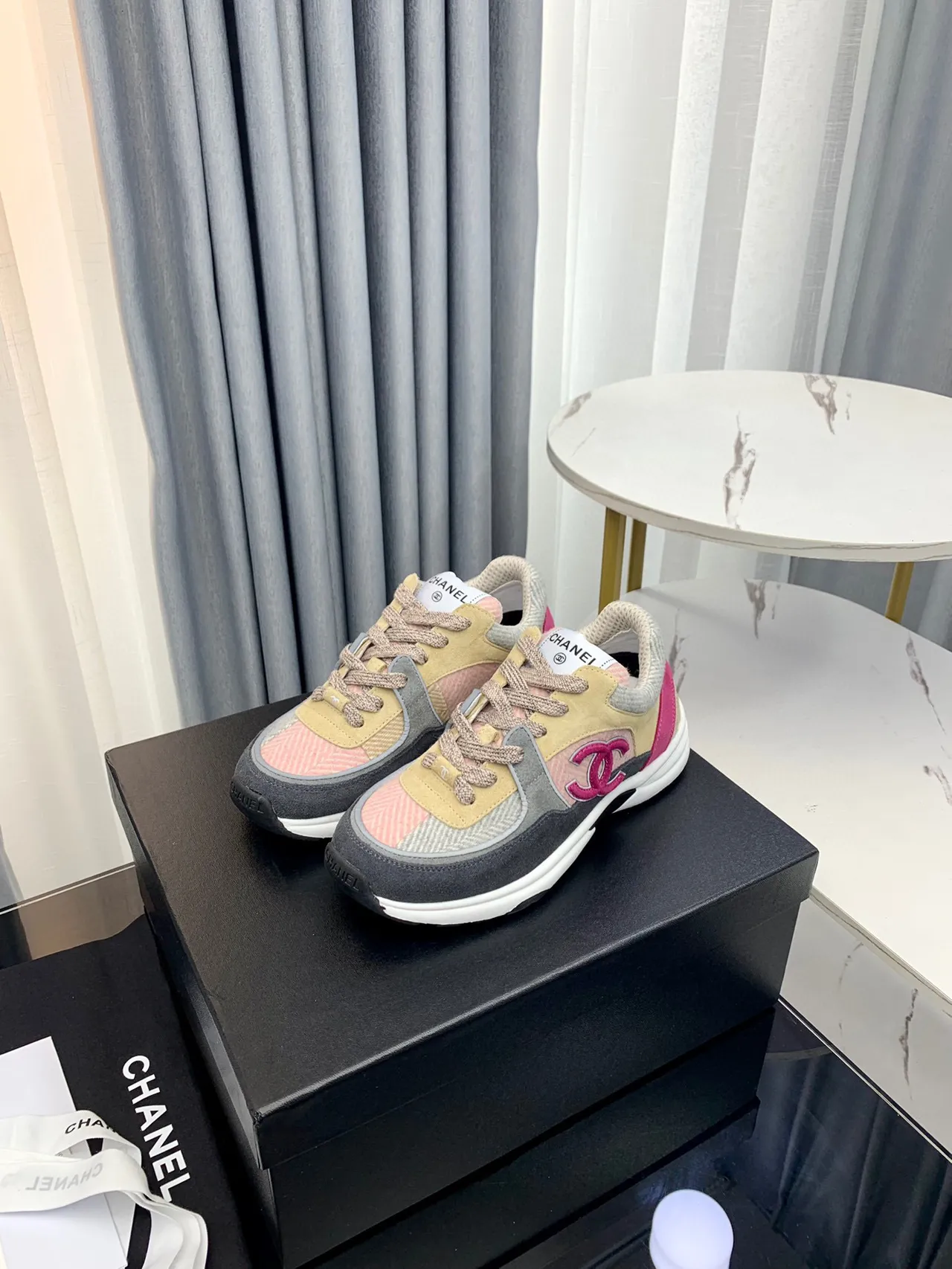 Chanel بيج وردي باترن أعلى مطرزة شعار سي سي حذاء كاجوال سميك 9