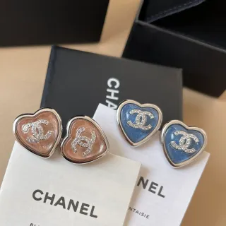 Chanel Bijoux Fantaisie أقراط وردية زرقاء على شكل قلب مملوءة بالمينا