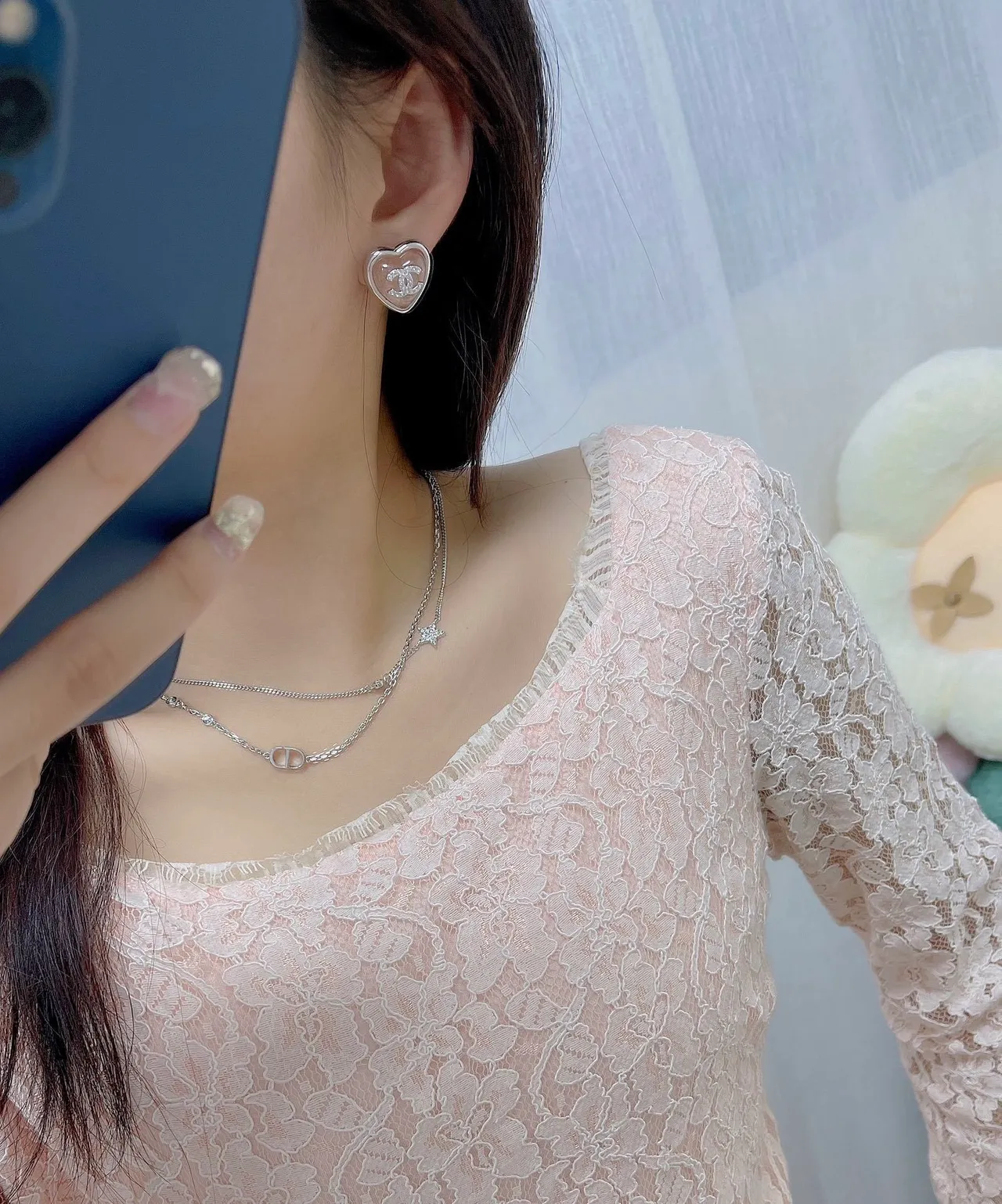 Chanel Bijoux Fantaisie Boucles d'oreilles en forme de cœur rose bleu remplies d'émail 2