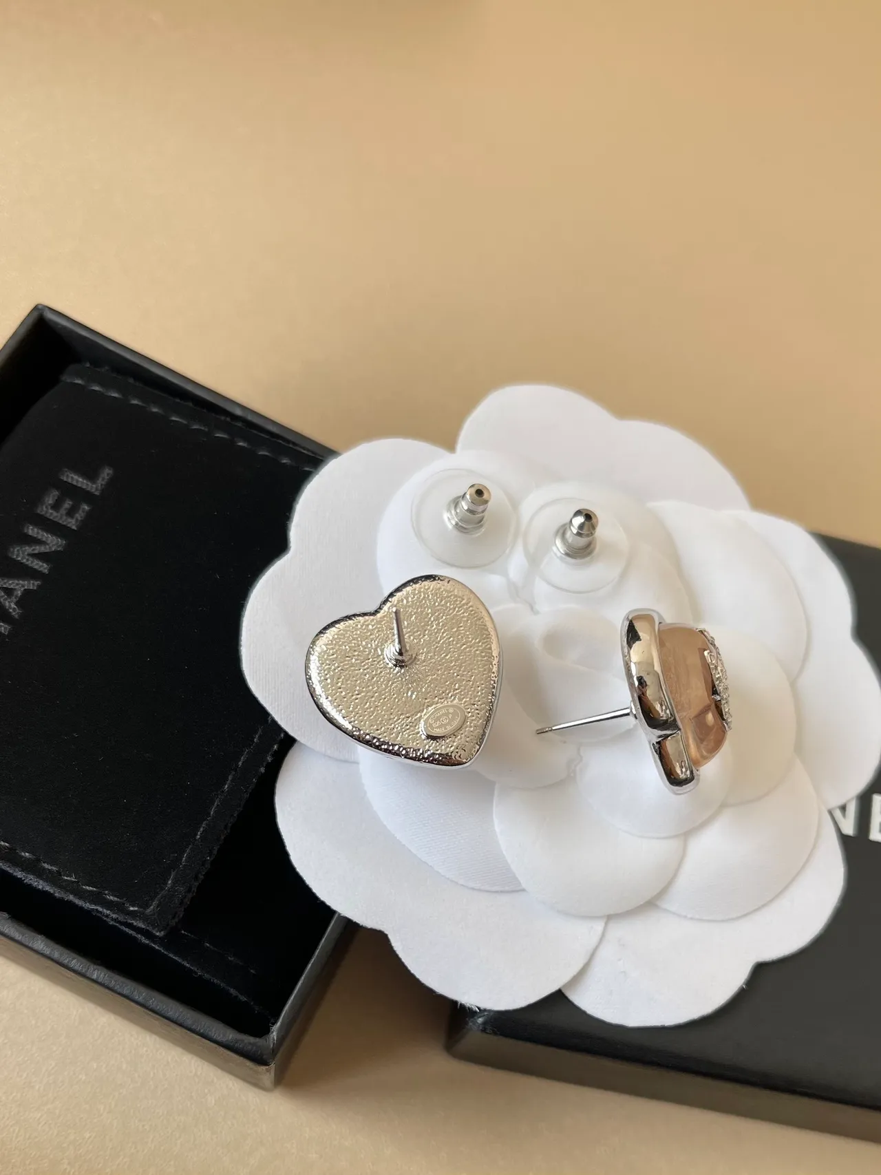 Chanel Bijoux Fantaisie Boucles d'oreilles en forme de cœur rose bleu remplies d'émail 3