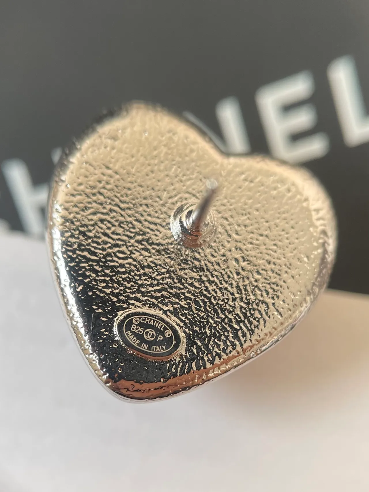 Chanel Bijoux Fantaisie Boucles d'oreilles en forme de cœur rose bleu remplies d'émail 4